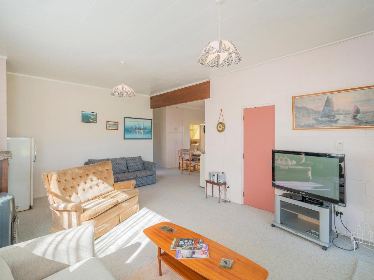 Cosy At Cooks - Cooks Beach Downstairs Unit ภายนอก รูปภาพ