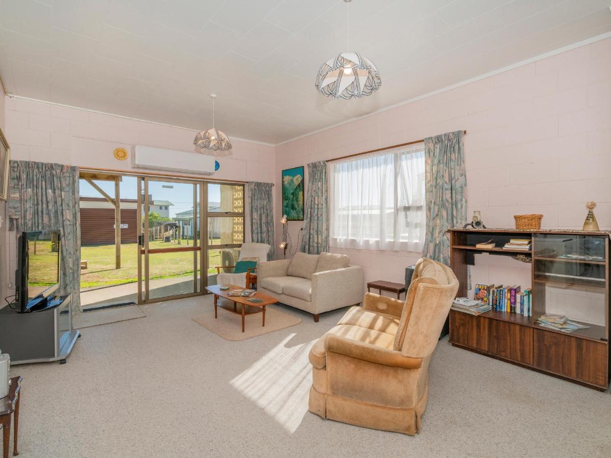 Cosy At Cooks - Cooks Beach Downstairs Unit ภายนอก รูปภาพ